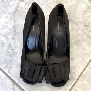 Black pumps with bow detail